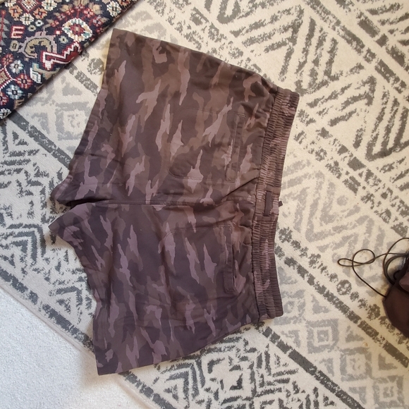 ATHLETA CAMO FARALLON SHORT SZ 20. DRAWSTRINGS WAIST ELASTIC WAIST. - Picture 4 of 8